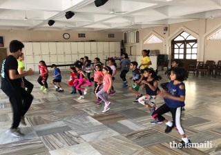 At AKYSB’s The Dance Studio with Shaimak Dawar, participants groove to a variety of dance forms including freestyle and hip-hop. The Dance Studio is one amongst many attempts to make high-quality Art Education accessible to the India Jamat.