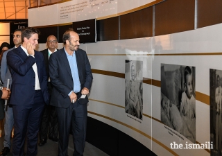 Os Príncipes Hussain e Aly Muhammad apreciam fotografias de Mawlana Hazar Imam em criança durante a sua visita à Exposição Rays of Light.