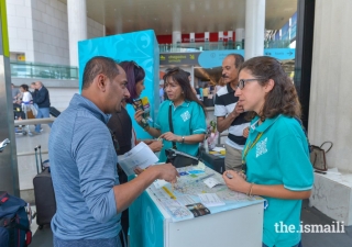 Volunteers provide local information for easier travel around Lisbon.