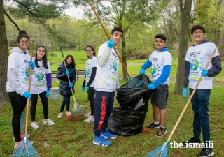 Alameda, California, volunteers showing the Jamat how to be more eco-friendly.