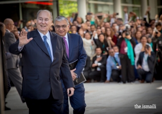 Mawlana Hazar Imam waves to the Jamat gathered outside the George R. Brown Convention Center in Houston after the last Mulaqat of his Diamond Jubilee visit to USA.