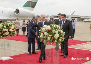 Mawlana Hazar Imam waves goodbye to the Jamati leadership as he leaves the airport. 