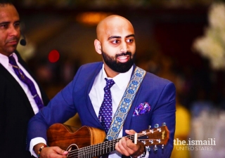 Hasan Ali playing the guitar with Fitoor the Band.