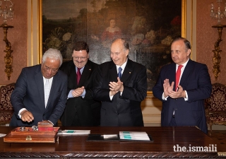 Prime Minister António Costa unveils the official Diamond Jubilee commemorative postage stamp in the presence of Mawlana Hazar Imam, as Francisco Lacerda, CEO of CTT (Portugal Postal Services), and Raul Moreira, Head of Philately for CTT, look on.