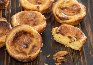 The perfect blend of egg and creamy custard make these pastéis de nata simply irresistible!