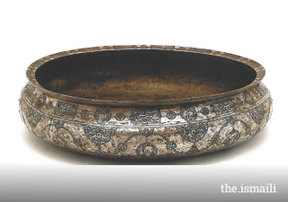 The basin dates back to the 18th century, and is engraved with depictions of animals, palmettes, and arabesques.