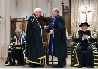 Richard Alway, Praeses of the Pontifical Institute of Mediaeval Studies congratulates Mawlana Hazar Imam upon the conferring the honorary degree. Zahur Ramji