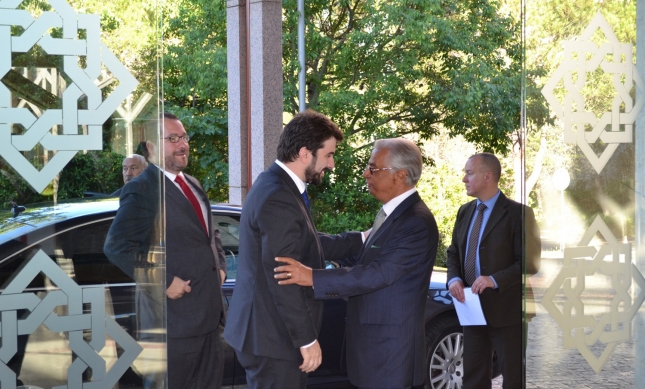 Minister of Education Tiago Brandão Rodrigues is welcomed by AKDN Representative Nazim Ahmad at the Ismaili Centre Lisbon ahead of the opening session of the conference. Alnoor Jethá