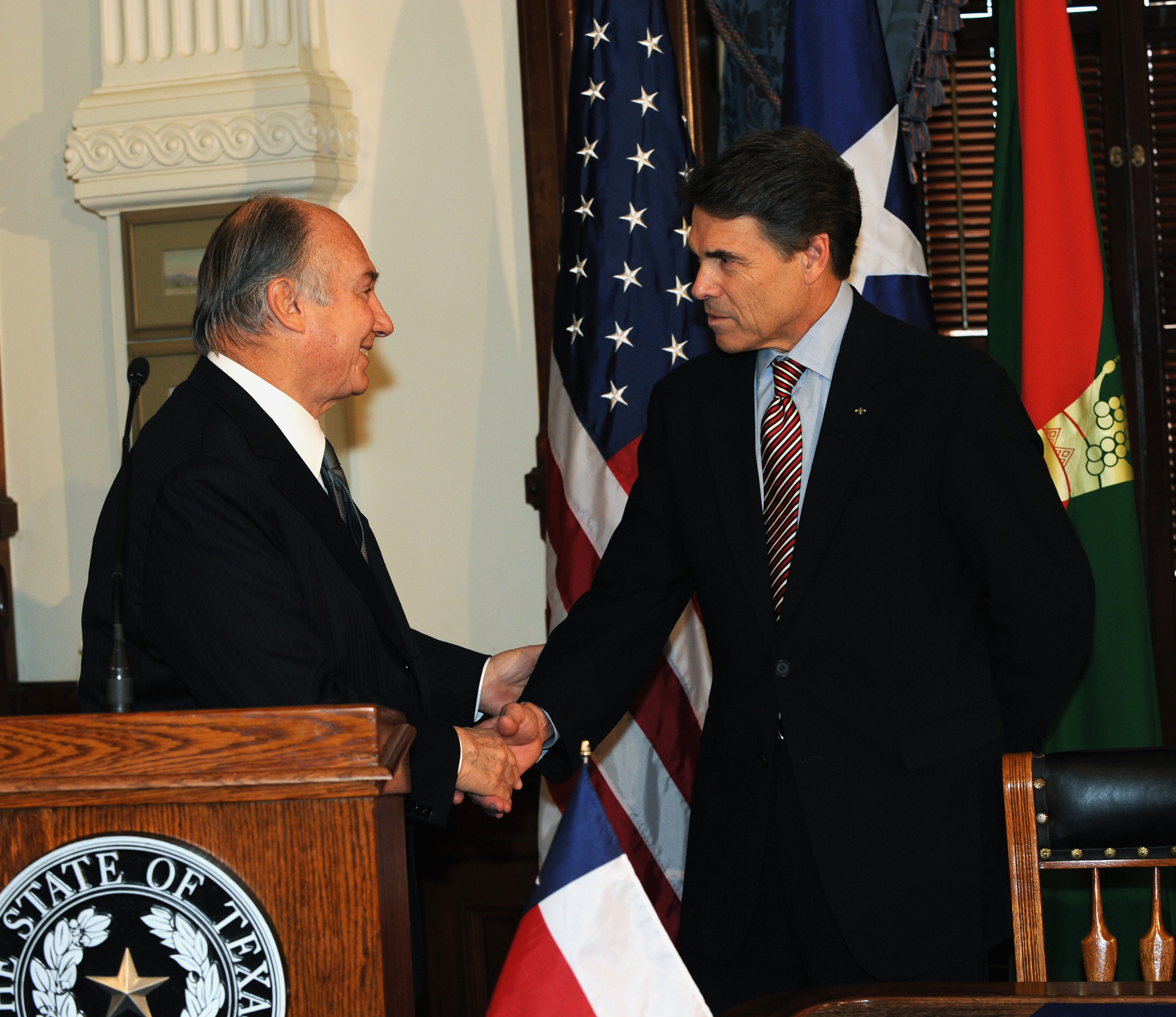 Mawlana Hazar Imam and Governor Rick Perry shake hands prior to signing the Agreement of Cooperation. Photo: Zahur Ramji