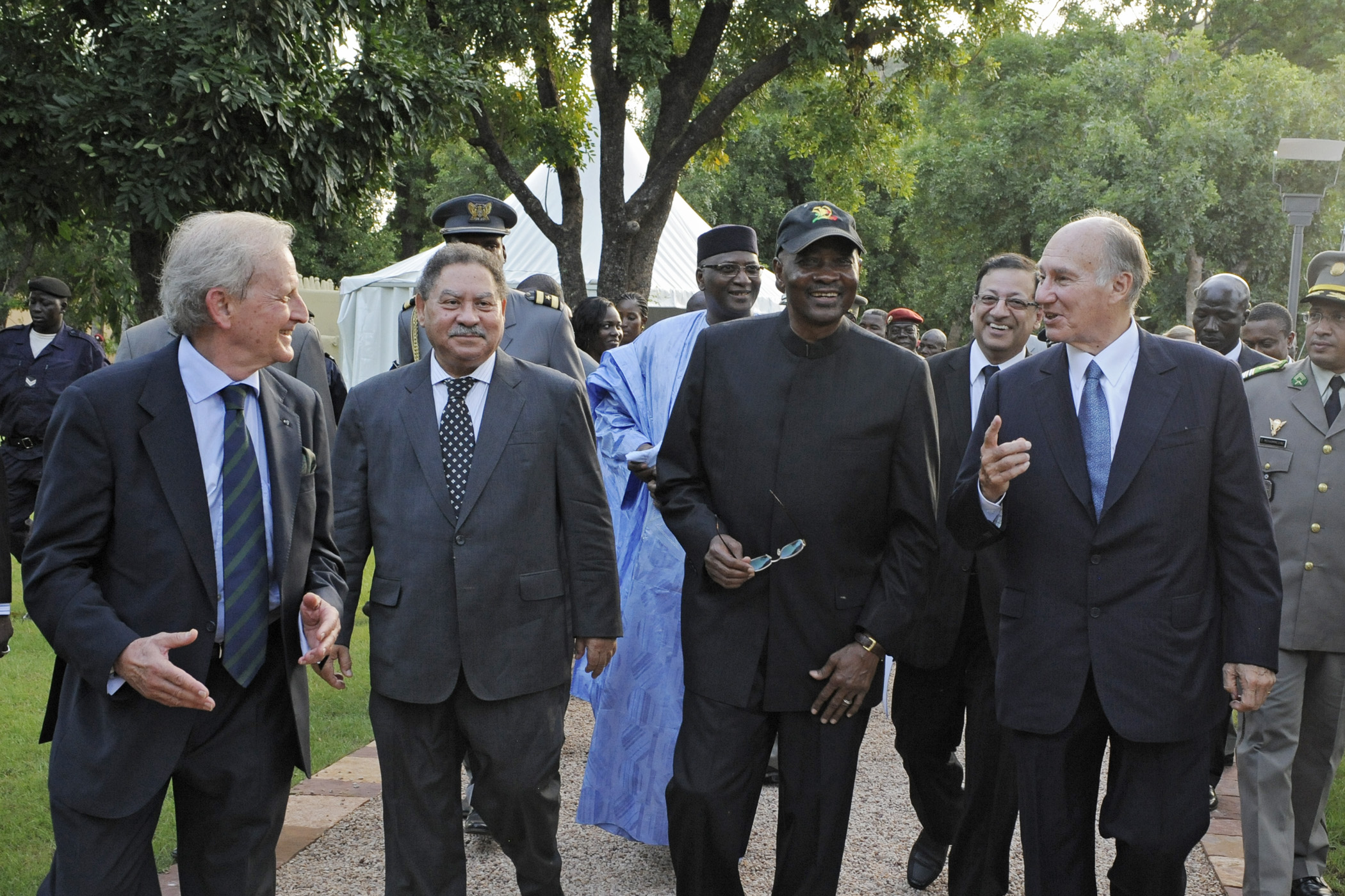 Luis Monreal, General Manager of the Aga Khan Trust for Culture escorts President Fradique de Menezes of Sao Tome and Principe, President Amadou Toumani Touré of Mali and Mawlana Hazar Imam around the National Park of Mali following the Opening Ceremony. Photo: AKDN / Gary Otte