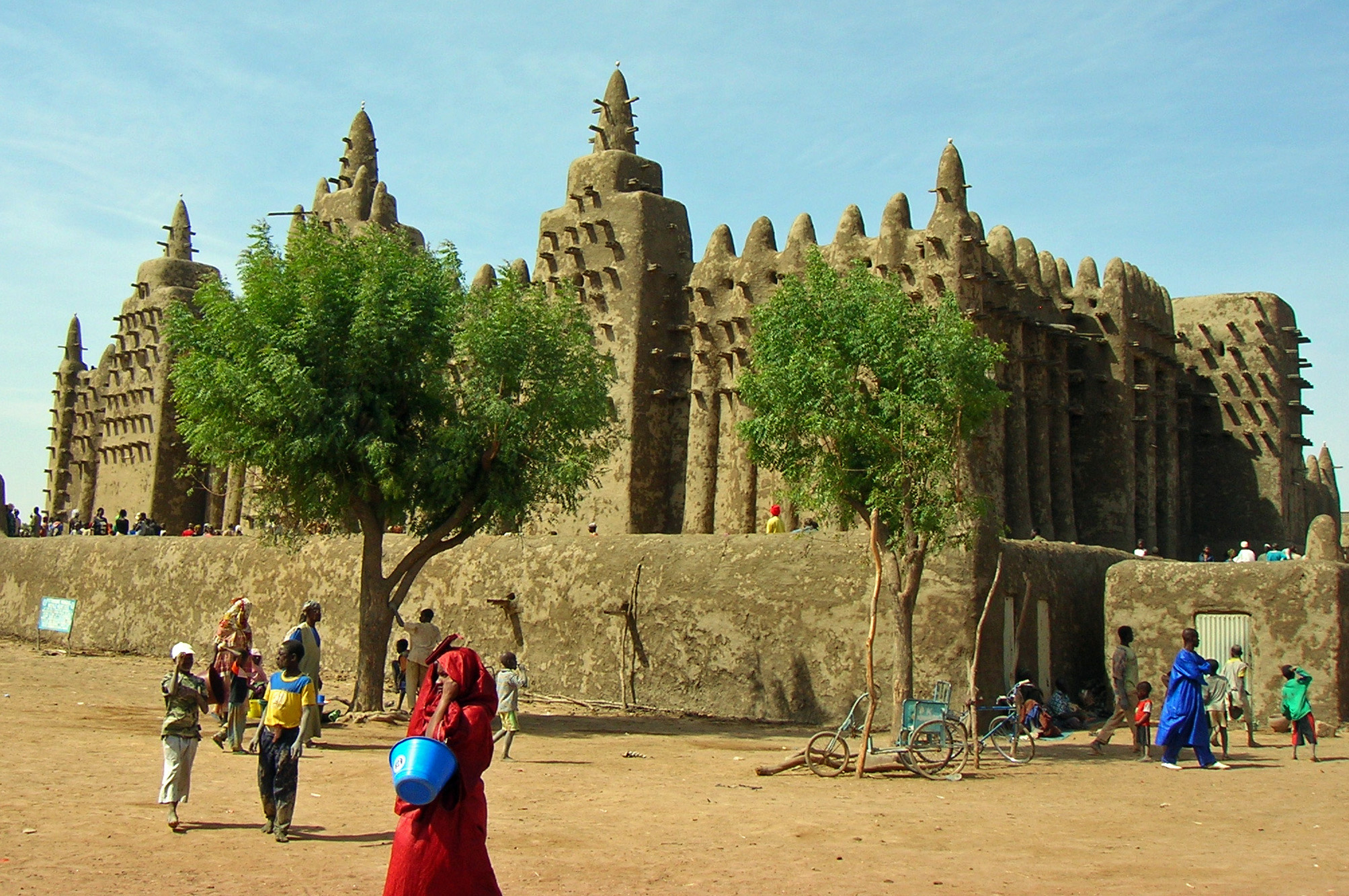 The Aga Khan Trust for Culture's programme in Earthen Architecture in Mali has facilitated the restoration of major religious sites, including the Great Mosque of Djenné – the largest mud-brick building in the world. Photo: AKTC/Cameron Rashti