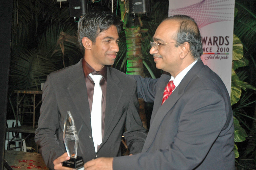 Ismaili Council for India President Gulam Rahimtoola presents an award for excellence to Saif Lakhani of Hyderabad. Photo: Aziz Ajani and Munna Nathwani