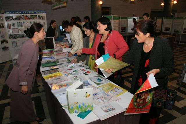 Nafisa Gulshaeva, a staff member of the AKF-supported Institute of Professional Development in Dushanbe, discusses teaching resources with visitors.  Photo: AKDN/Michael Romanyuk  