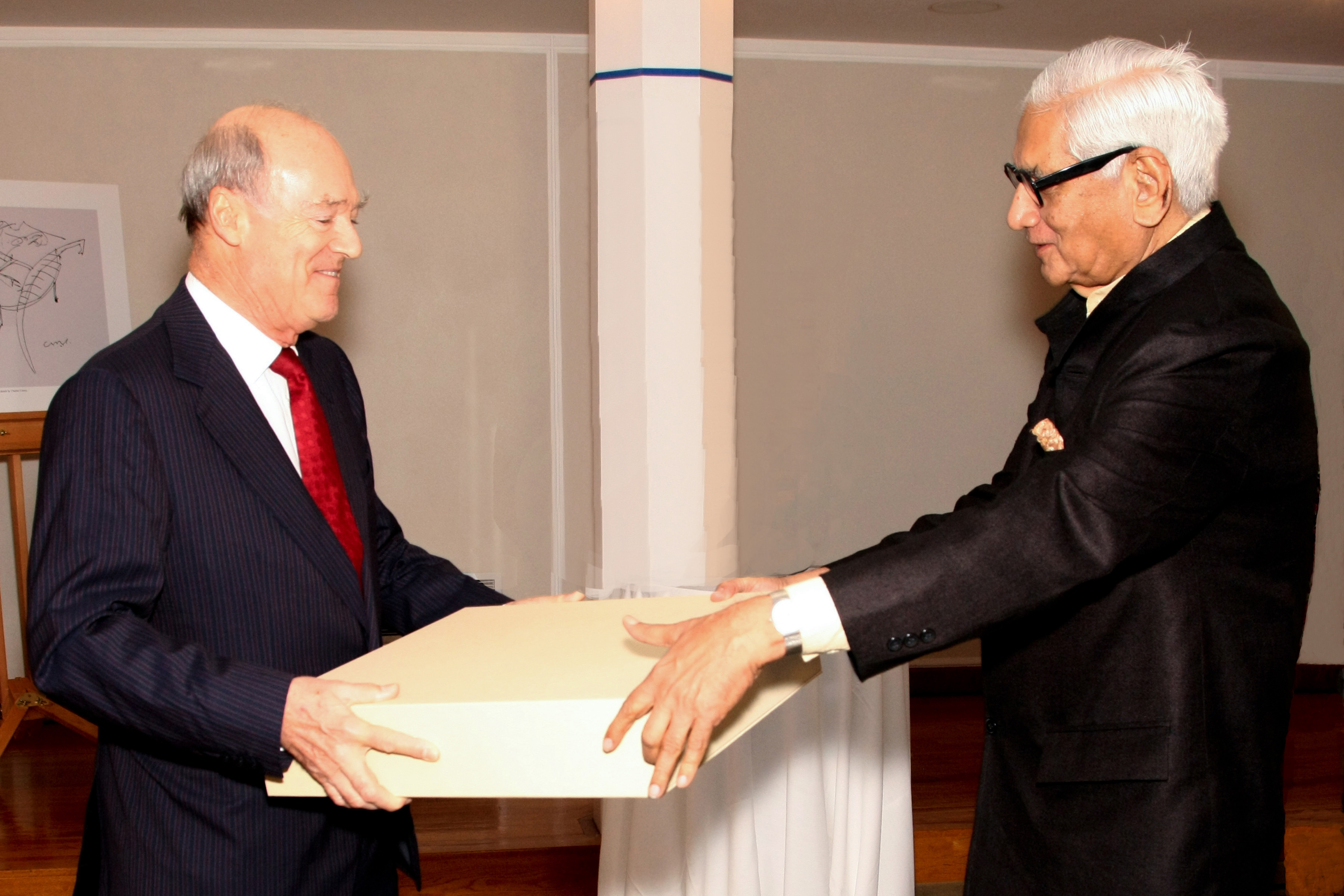 Prince Amyn presents a gift to Professor Charles Correa in recognition of his long-standing partnership with AKDN. Photo: Al-Nur Sunderji