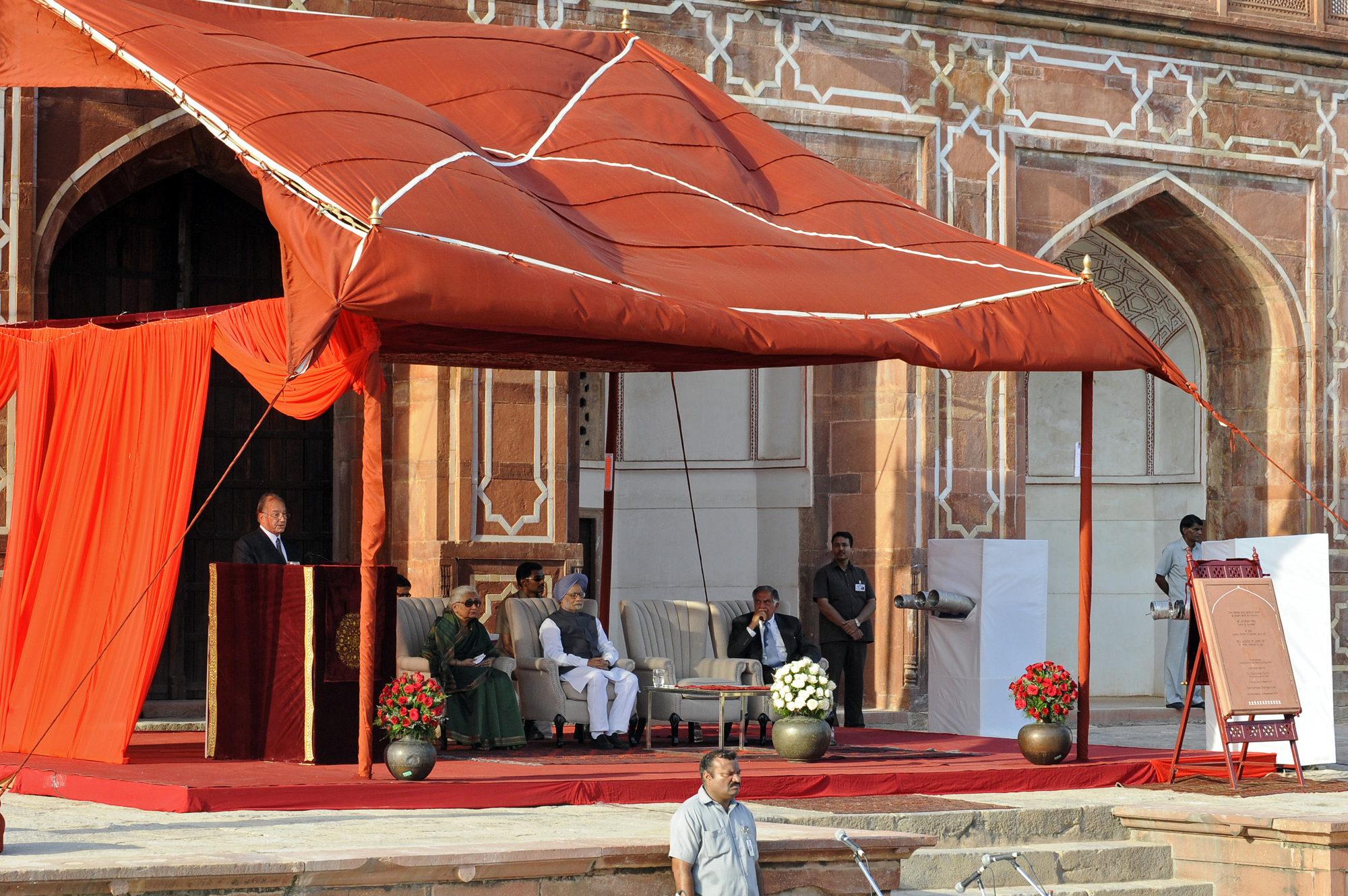 Mawlana Hazar Imam speaking at the inauguration of Humayun's Tomb in Delhi. Photo: AKDN / Gary Otte