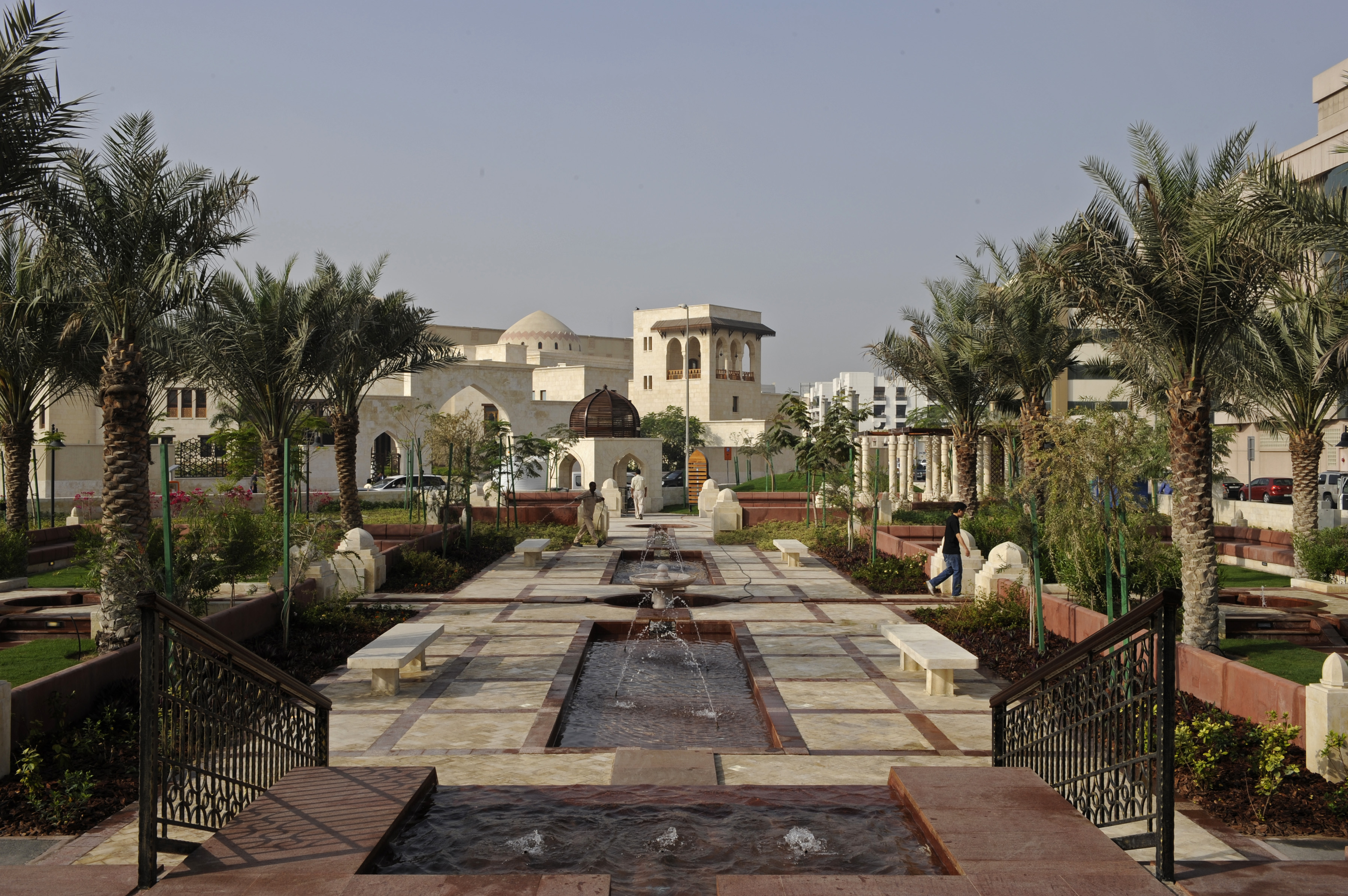 In the Dubai Park, located opposite the Centre, water flows from the fountains along channels that are interconnected with pools. The criss-cross fountains are inspired by the Al-Hambra. Photo: Gary Otte